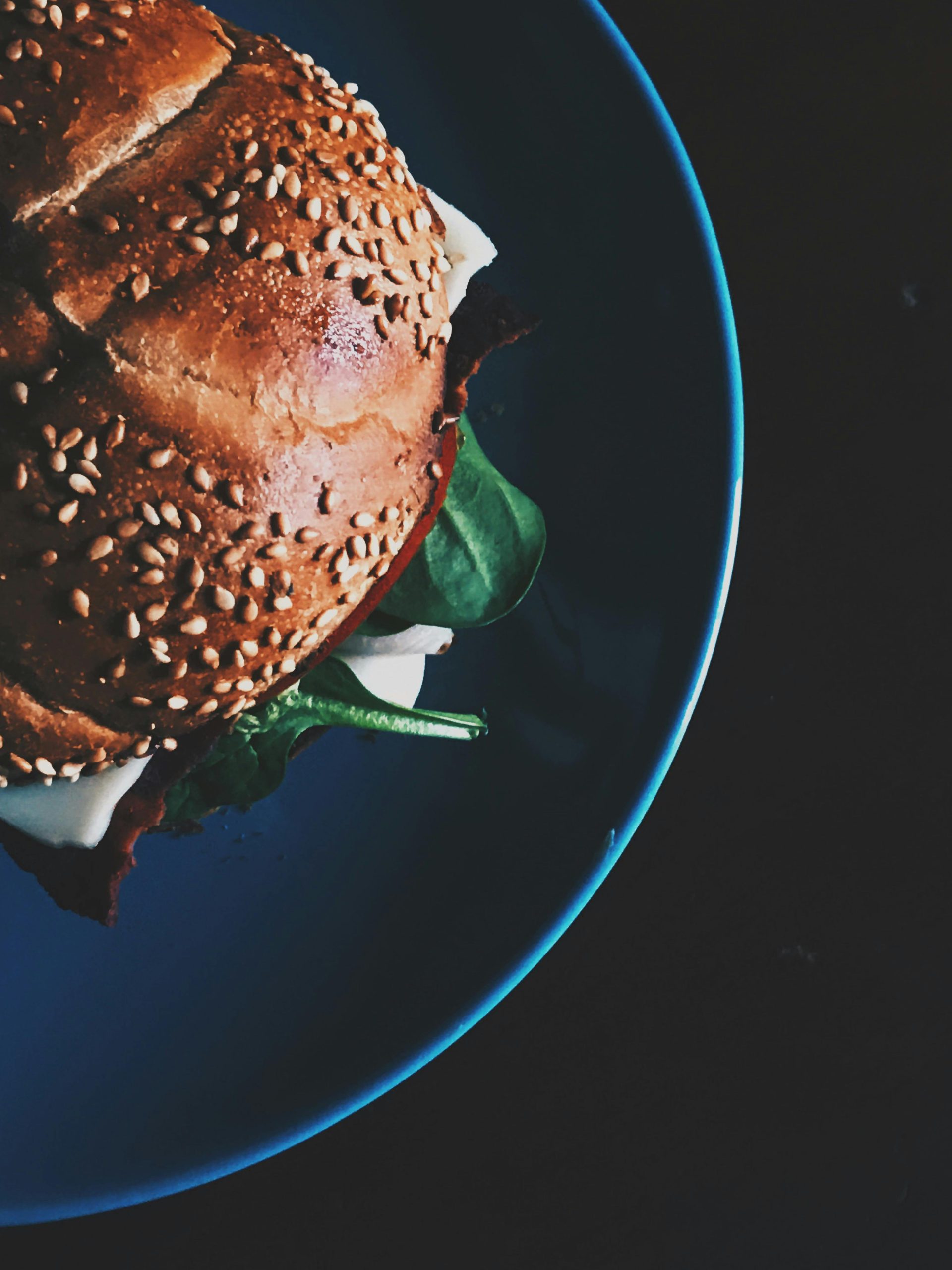 hamburger-op-blauwe-keramische-plaat